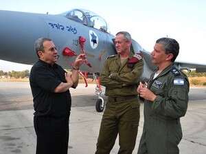 שר הביטחון אהוד ברק והרמטכל בני גנץ בבסיס חיל האוויר בתל נוף שר הביטחון אהוד ברק והרמטכל בני גנץ בבסיס חיל האוויר בתל נוף