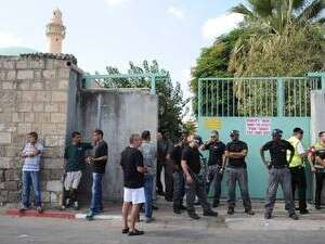 הזירה בה נרצח האחראי על המסגד הגדול ברמלה. כוחות משטרה ומז הזירה בה נרצח האחראי על המסגד הגדול ברמלה. כוחות משטרה ומז