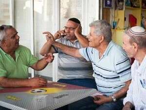 הפרלמנט של יבנה: עזרא אוקנין, מוני לוי, מיכאל פיטוסי, בני רחימי הפרלמנט של יבנה: עזרא אוקנין, מוני לוי, מיכאל פיטוסי, בני רחימי