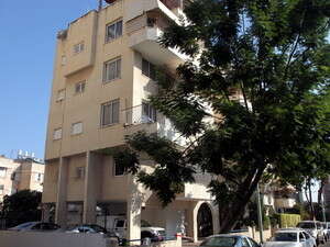 מחסן חומרי נפץ שהתגלה בקומה הראשונה של בניין מגורים ברחוב עמיאל 7 בפתח תקווה מחסן חומרי נפץ שהתגלה בקומה הראשונה של בניין מגורים ברחוב עמיאל 7 בפתח תקווה