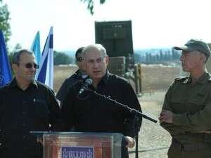ראש הממשלה בנימין נתניהו מסייר בכיפת ברזל בדרום. ראש הממשלה בנימין נתניהו מסייר בכיפת ברזל בדרום.
