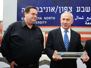 בנימין נתניהו וישראל כץ בתחנת הרכבת בבאר שבע בנימין נתניהו וישראל כץ בתחנת הרכבת בבאר שבע