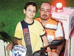 אבי ודניאל עסיס. נס ליד בית הספר אבי ודניאל עסיס. נס ליד בית הספר