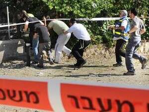 אנשים בורחים לשמע אזעקה בעקבות ירי מעזה. אנשים בורחים לשמע אזעקה בעקבות ירי מעזה.