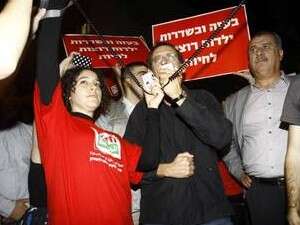 ח''כ חנין בהפגנת השמאל, הערב. ח''כ חנין בהפגנת השמאל, הערב.