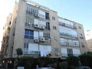 ילד נפל ונחבל בראשו. בניין מגורים ילד נפל ונחבל בראשו. בניין מגורים