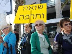 ניצולי שואה מפגינים נגד קיצוץ הקצבאות מול קריית הממשלה ניצולי שואה מפגינים נגד קיצוץ הקצבאות מול קריית הממשלה