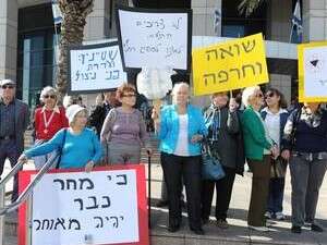 הפגנת ניצולי השואה בת''א הפגנת ניצולי השואה בת''א
