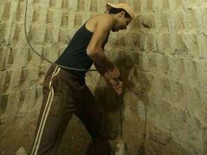 פלסטיני מתקן כניסה לאחת ממנהרות ההברחה בגבול מצרים-עזה פלסטיני מתקן כניסה לאחת ממנהרות ההברחה בגבול מצרים-עזה