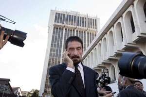 ג'ון מקאפי במסיבת עיתונאים בגואטמלה. ג'ון מקאפי במסיבת עיתונאים בגואטמלה.