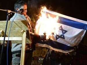 חבר הפרלמנט ההונגרי באלץ לנדהרט שורף דגל ישראל חבר הפרלמנט ההונגרי באלץ לנדהרט שורף דגל ישראל