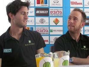 דודי סלע ואמיר וינטרוב. מחזיקים אצבעות דודי סלע ואמיר וינטרוב. מחזיקים אצבעות