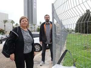תושבי נווה שרת ליד הגדר. המאבק בעיצומו תושבי נווה שרת ליד הגדר. המאבק בעיצומו