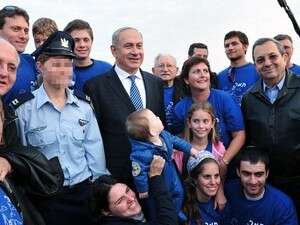 נתניהו וברק עם אחת הבוגרות בטקס סיום קורס טיס, היום נתניהו וברק עם אחת הבוגרות בטקס סיום קורס טיס, היום
