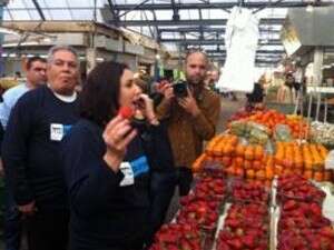מירי רגב אוכלת תותים בבשוק העירוני בבאר שבע מירי רגב אוכלת תותים בבשוק העירוני בבאר שבע