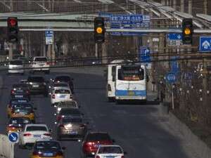 מכוניות עוצרות ברמזור צהוב בבייג'ינג. מכוניות עוצרות ברמזור צהוב בבייג'ינג.