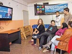 סטודנטים צופים בתעמולת הבחירות. סטודנטים צופים בתעמולת הבחירות.