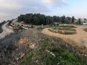 שטח הקיבוץ הצמוד לגדר הגבול עם לבנון. קו הגבול חוצה את הקיבוץ שטח הקיבוץ הצמוד לגדר הגבול עם לבנון. קו הגבול חוצה את הקיבוץ