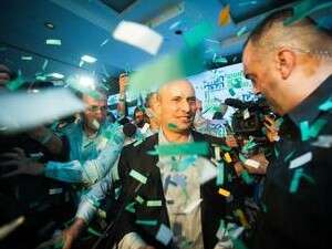 נפתלי בנט בחגיגות הניצחון. נפתלי בנט בחגיגות הניצחון.