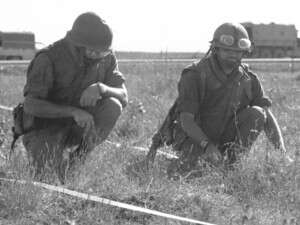 לוחמי סיירת ההנדסה מפנים מוקשים במלחמת יום הכיפורים לוחמי סיירת ההנדסה מפנים מוקשים במלחמת יום הכיפורים