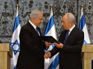 שמעון פרס מעניק לבנימין נתניהו מנדט להקמת הממשלה. פני הממשלה לשלום שמעון פרס מעניק לבנימין נתניהו מנדט להקמת הממשלה. פני הממשלה לשלום