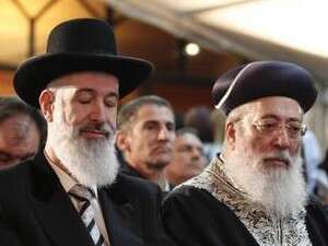 הרב מצגר יחד עם הרב ראשי הספרדי לשעבר שלמה עמאר הרב מצגר יחד עם הרב ראשי הספרדי לשעבר שלמה עמאר