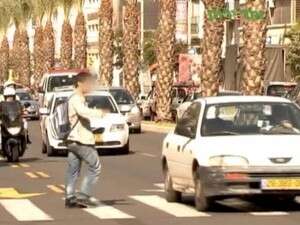 הולכי רגל במעבר חציה. חייבים שילוט טוב יותר הולכי רגל במעבר חציה. חייבים שילוט טוב יותר