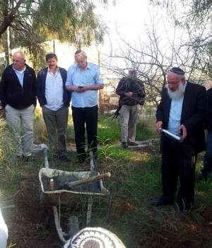 הנחת אבן הפינה במדרשהמדרשה מציינת השנה עשרים שנה להקמתה, כשהיא עדיין שוכנת בקרוואנים ובבטונדות שהיוו את מבני המגורים הראשוניים והזמניים של הישוב עוד בהיותו היאחזות נח