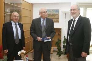 גולדברג מגיש לגרוניס גרוניס את הדוח. גולדברג מגיש לגרוניס גרוניס את הדוח.