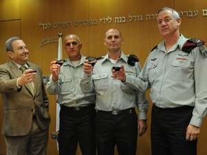 הרמטכ''ל ברך את אלוף גיא צור ואמר: ''אין לי ספק ביכולת שלך לדעת מה הזרוע צריכה מול צרכי ההווה והעתיד. ניסיונך העניק לך ידע שיוביל להישגים מרשימים.'' הרמטכ''ל ברך את אלוף גיא צור ואמר: ''אין לי ספק ביכולת שלך לדעת מה הזרוע צריכה מול צרכי ההווה והעתיד. ניסיונך העניק לך ידע שיוביל להישגים מרשימים.''