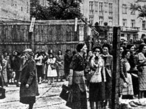 גטו לבוב. חלק מהמצבות שמשו כאבני מדרכה גטו לבוב. חלק מהמצבות שמשו כאבני מדרכה