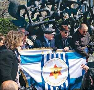ניצולים בכיכר החירות בסלוניקי ניצולים בכיכר החירות בסלוניקי