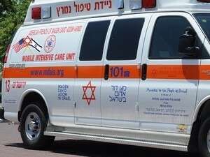 ניידת טיפול נמרץ עם דגל ארה''ב ניידת טיפול נמרץ עם דגל ארה''ב