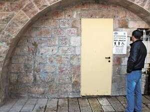 שירותים בעיר העתיקה שמעוררים את זעם הכס הקדוש שירותים בעיר העתיקה שמעוררים את זעם הכס הקדוש