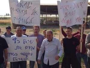 עובדי חברות התעופה מול ביתו של שר התחבורה. ניסיונות למנוע את השביתה הצפויה עובדי חברות התעופה מול ביתו של שר התחבורה. ניסיונות למנוע את השביתה הצפויה