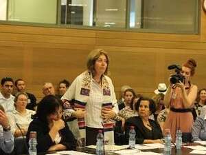 ענת הופמן, מנשות הכותל, עטופת בטלית בכנסת ענת הופמן, מנשות הכותל, עטופת בטלית בכנסת