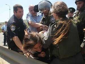 הפגנת מתנחילם בצומת יצהר עקב הפיגוע הפגנת מתנחילם בצומת יצהר עקב הפיגוע