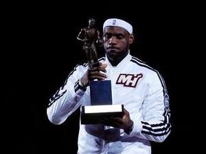 לברון עם הפסלון. מפרגן לבולס לברון עם הפסלון. מפרגן לבולס