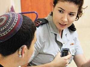 צעיר כבד שמיעה בבקו''ם צעיר כבד שמיעה בבקו''ם