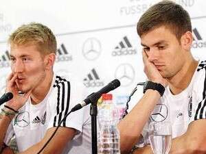 תסקר והולטבי במסיבת עיתונאים של נבחרת גרמניה תסקר והולטבי במסיבת עיתונאים של נבחרת גרמניה
