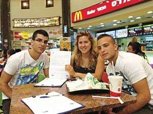 מודל לחיקוי. עובדי מקדונלד'ס עם מסמכי ההתאגדות מודל לחיקוי. עובדי מקדונלד'ס עם מסמכי ההתאגדות