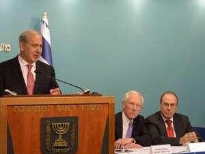 מסיבת העיתונאים של נתניהו פישר סילבן ולפיד מסיבת העיתונאים של נתניהו פישר סילבן ולפיד