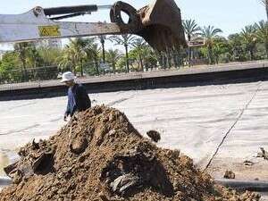 ערמת פסולת. חלק מהזיהום שהוצא מהקרקע ערמת פסולת. חלק מהזיהום שהוצא מהקרקע
