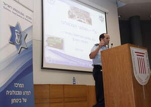 נצב משנה עודד שמלא מציג את הפיתוח נצב משנה עודד שמלא מציג את הפיתוח