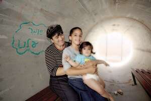 סיגל סופר ותאיר ביתה, בבטונדה. היישוב ניצן לשם פונו לאחר ההתנתקות סיגל סופר ותאיר ביתה, בבטונדה. היישוב ניצן לשם פונו לאחר ההתנתקות