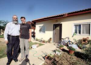 הרב אברהם יעקב שרייבר, רב היישוב כפר דרום, עם בנו בנימין בשבי דרום הרב אברהם יעקב שרייבר, רב היישוב כפר דרום, עם בנו בנימין בשבי דרום