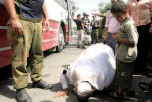 משפחת שרעבי בזמן הפינוי מגוש קטיף משפחת שרעבי בזמן הפינוי מגוש קטיף