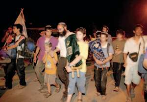 הרב אביק שרייבר ובנו בפינוי כפר דרום הרב אביק שרייבר ובנו בפינוי כפר דרום