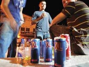 משקה אנרגיה לא גורם לצריכת אלכוהול מוגזמת. בקבוק וודקה ופחיות משקה אנרגיה משקה אנרגיה לא גורם לצריכת אלכוהול מוגזמת. בקבוק וודקה ופחיות משקה אנרגיה