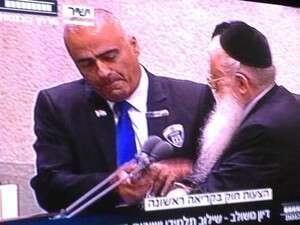 סדרן מנסה לשחרר את פרוש סדרן מנסה לשחרר את פרוש